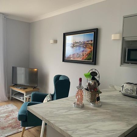 Beautiful Flat With Harbour Views Tenby Exteriör bild