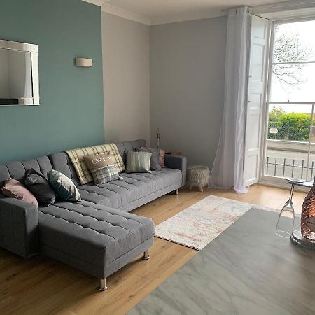 Beautiful Flat With Harbour Views Tenby Exteriör bild