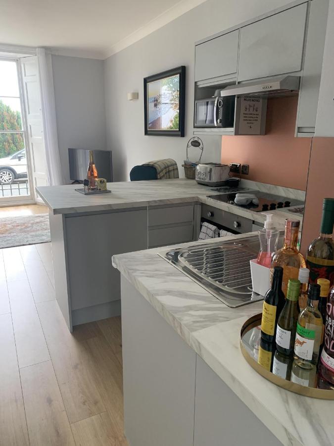 Beautiful Flat With Harbour Views Tenby Exteriör bild