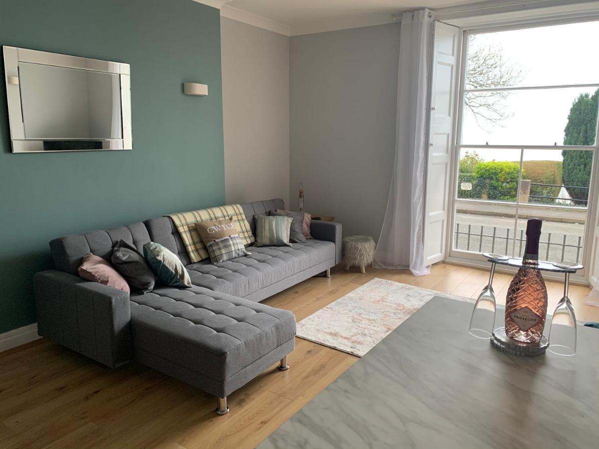 Beautiful Flat With Harbour Views Tenby Exteriör bild