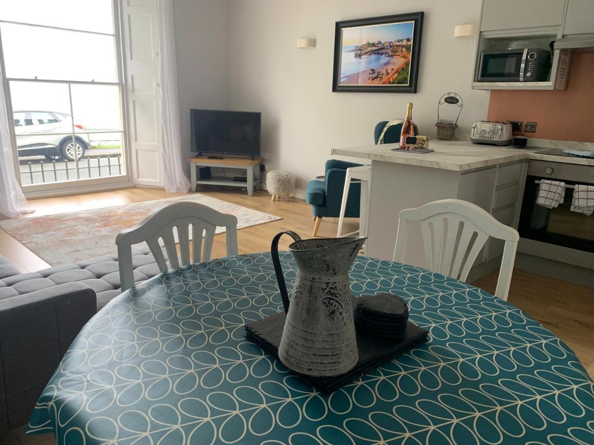 Beautiful Flat With Harbour Views Tenby Exteriör bild
