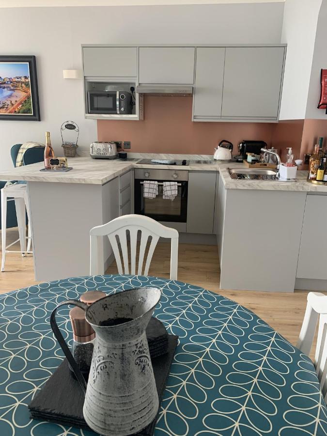 Beautiful Flat With Harbour Views Tenby Exteriör bild