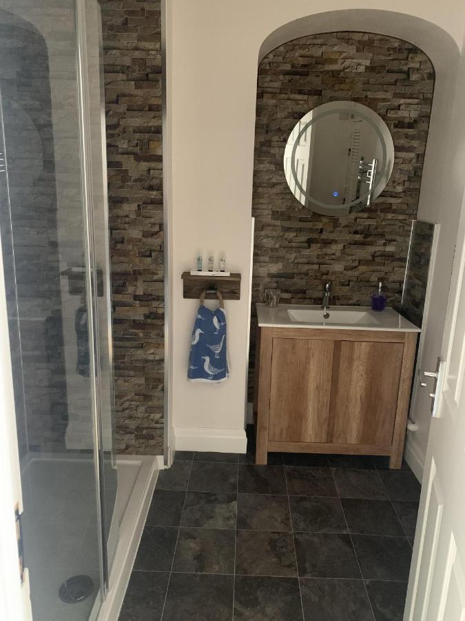 Beautiful Flat With Harbour Views Tenby Exteriör bild