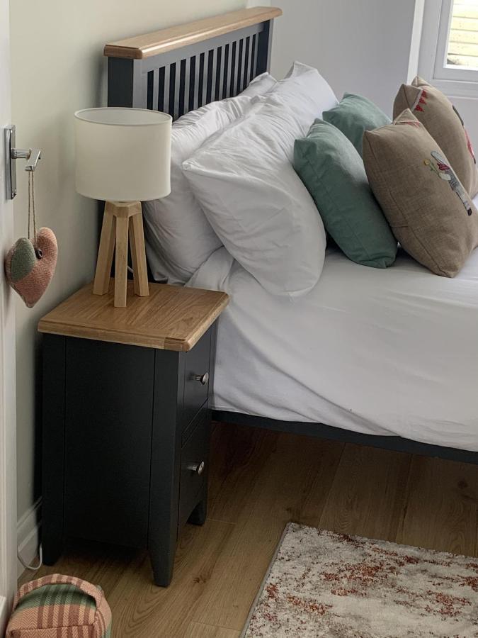 Beautiful Flat With Harbour Views Tenby Exteriör bild